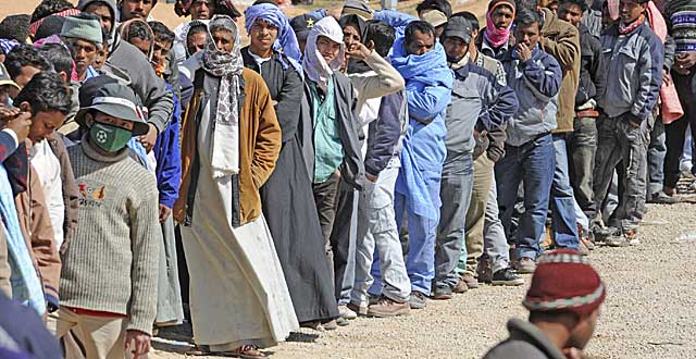 Refugiados esperan en el puesto fronterizo de Ras el Jebir, en Tnez. | EFE