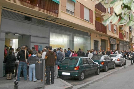 Cola de personas desempleadas frente a una oficina del Inem de Valencia | E.M.