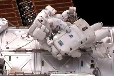 Bowen y Drew durante la salida espacial. | Nasa/Handout /Efe