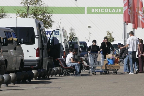 Transportistas ilegales en la puerta de un centro comercial. | Diego Sinova
