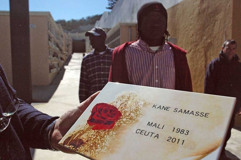 La lpida de Kane Samasse. | Foto: Quino | El Faro de Ceuta