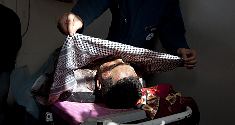 Un opositor, fallecido en los combates en la ciudad de Brega. | AFP