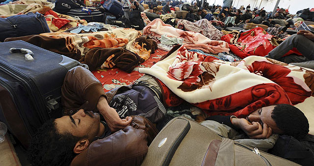 Miles de refugiados aguardan en condiciones precarias en el paso fronterizo de Ras el Jedir. | Efe