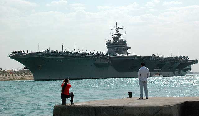 Un buque estadounidense frente a la costa de Libia. | Efe