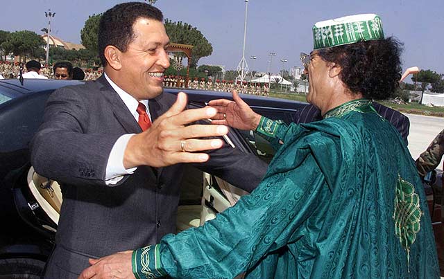 Encuentro entre Chvez y Gadafi en Libia, en el ao 2000. | Ap