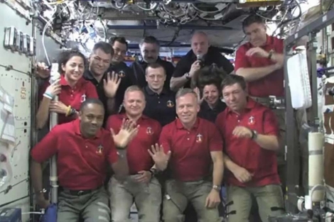 Foto de grupo en la ISS, tras la charla con Obama. | AP