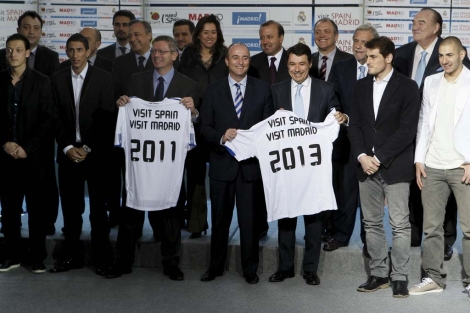 Representantes de las tres administraciones con jugadores y directivos de Real Madrid. | Efe