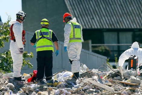 Los equipos de rescate trabajan entre los escombros del desastre. | Afp
