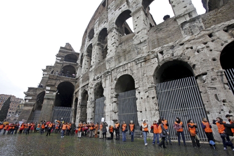 Los manifestantes rodean el Coliseo. |Foto: Efe