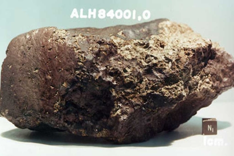Meteorito marciano en el que se document la presencia de restos de vida en 1996. | NASA