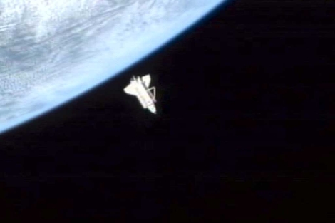 Fotograma que muestra al 'Discovery' tras desacoplarse de la ISS. | NASA.