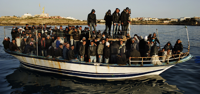 Refugiados llegan a la isla de Lampedusa. | Afp