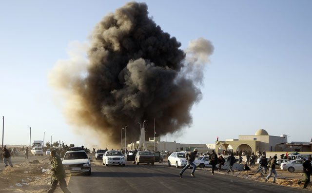 Ataque de la armada libia en una zona controlada por los rebeledes. | Reuters