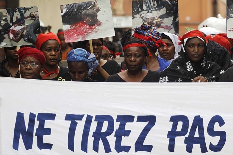 Un grupo de mujeres protesta en Abiyn ("No disparen ms") contra la violencia en Costa de Marfil. | AP