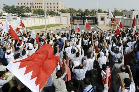 magen de la manifestacin convocada por la oposicin, frente a la sede del consejo de ministros, en Manama, Bahrin, el pasado 6 de marzo. | Efe