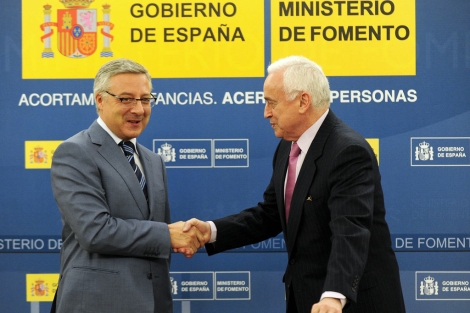 El ministro de Fomento, Jos Blanco, y el presidente de la AEB, Miguel Martn. | Bernardo Daz