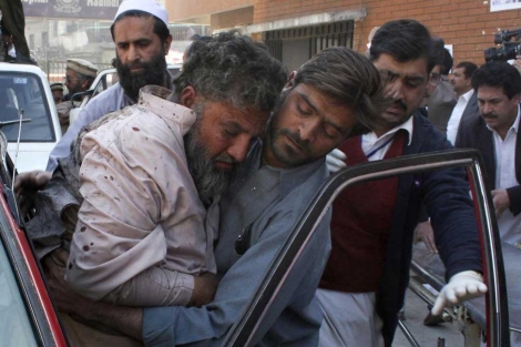 Un hombre herido en el atentado en Peshawar es ayudado para recibir atencin. | Ap