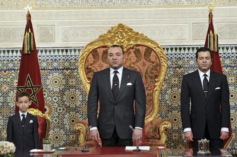 El rey Mohamed VI de Marruecos junto a su hijo y su hermano. | Efe