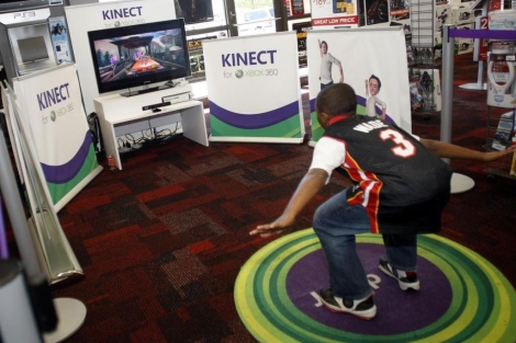 Un nio prueba Kinect en una tienda de EEUU. | Ap.