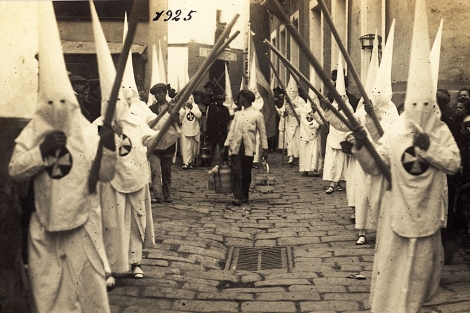 Nazarenos de la Amargura, durante la estacin de penitencia de 1925. | H. Amargura