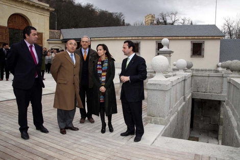 Beatriz Corredor, en el centro, visita las obras de la Casa de la Moneda. | R. Blanco