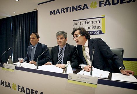 El presidente de Martinsa-Fadesa, Fernando Martn (c), acompaado del vicepresidente, Antonio Martn Criado (i), y el secretario del Consejo de Administracin, ngel Varela. | Efe