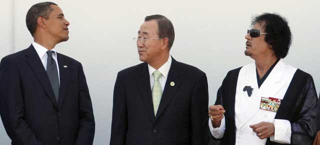 Obama y Gadafi se cruzan las miradas entre Ban Ki-moon, en una cumbre en 2009. | Reuters