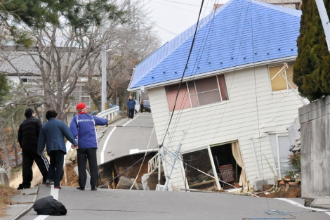 Residentes de la ciudad de Sukagawa observan su casa destruida. | Afp