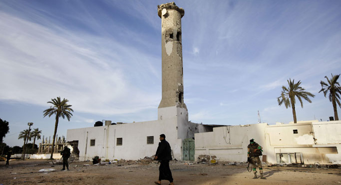 La mezquita central de Zawiya, destruida por la artillera. | AP