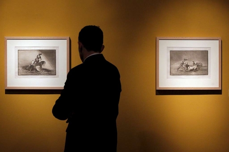 Un hombre observa uno de los grabados de Goya en la casa museo Benlliure | E.M.
