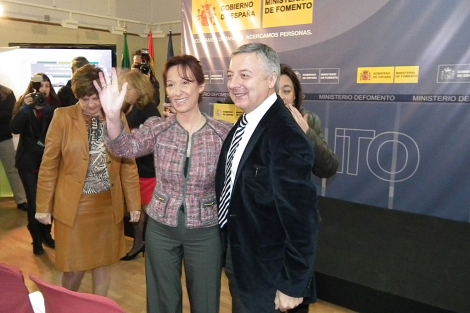 El ministro se fotografa con la alcaldesa de Jan, Carmen Pealver. | Manuel Cuevas