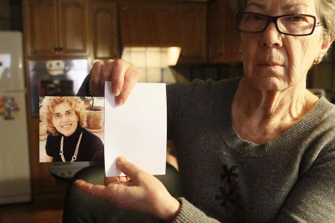 La madre de Pola Perics con una foto de su hija | Cati Cladera
