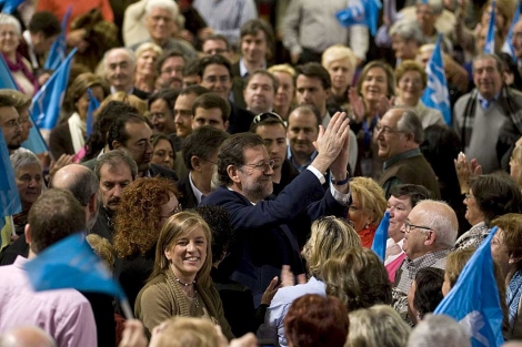 Rajoy, junto a la candidata en Asturias, Isabel Perez Espinosa, aplaude a sus seguidores. | Efe