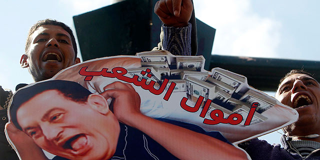 Un manifestante anti-Mubarak celebra este aniversario. | Reuters