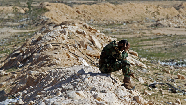 Un rebelde intenta descansar un momento en las afueras de Brega. | Reuters