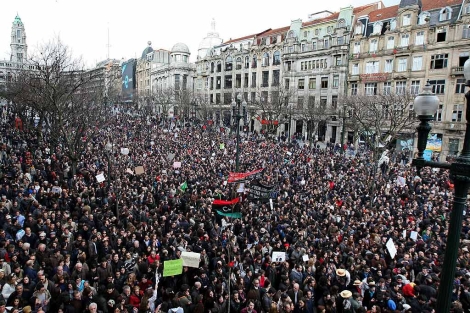 Miles de personas llenan las calles de la capital portuguesa. | Efe