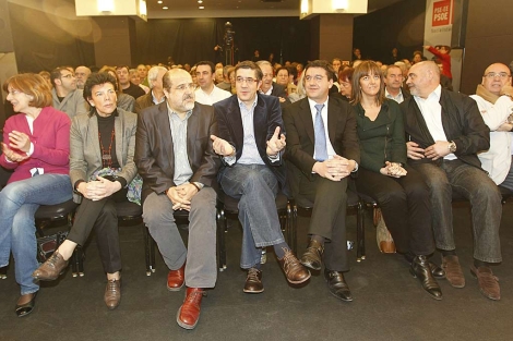 Patxi Lpez, rodeado de socialistas alaveses y consejeros de su Gobierno en Vitoria. | Mitxi