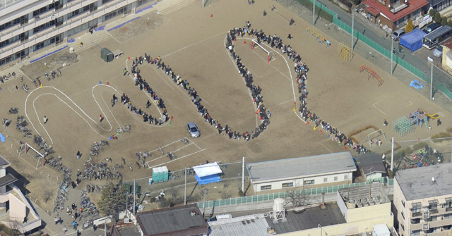 Miles de personas esperan para recibir agua en Miyagi. | Reuters