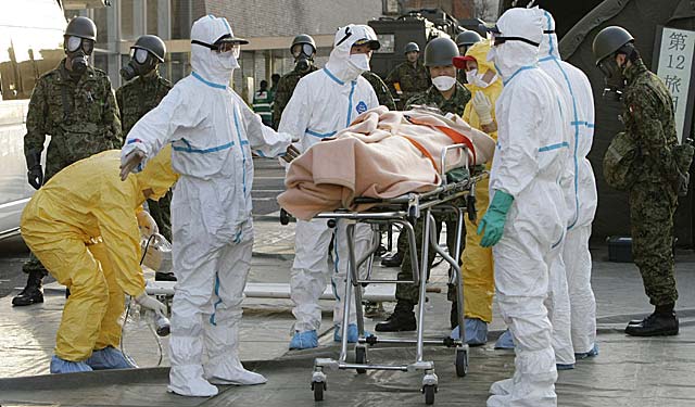 Una persona sospechosa de estar contaminada con radiación es evacuada en la ciudad de Nihonmatsu. | AFP