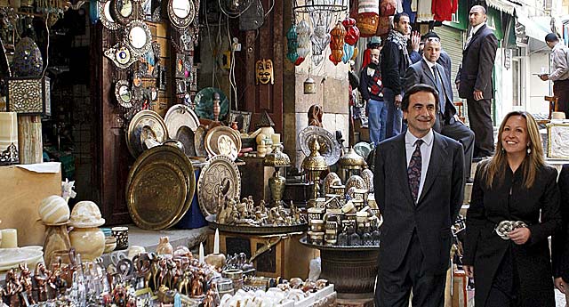 La ministra de Exteriores, Trinidad Jimnez, pasa delante de una tienda en su paseo por el zoco de El Cairo. | Efe