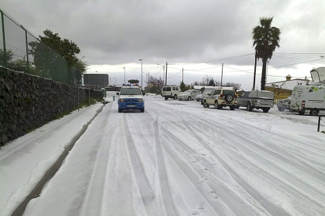 Aspecto de una carretera del municipio de La Orotava, con 3 centmetros de nieve. | Efe