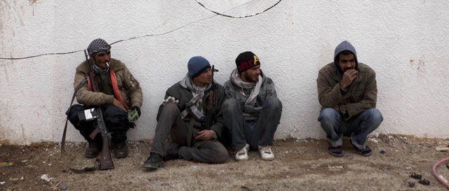 Rebeldes hacen guardia a la entrada de Ajdabiya. | Reuters