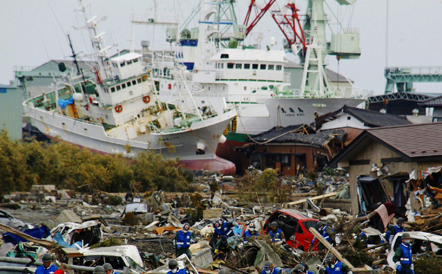 Militares japoneses buscan vctimas del tsunami en Miyako, en el norte de Japn. | Ap