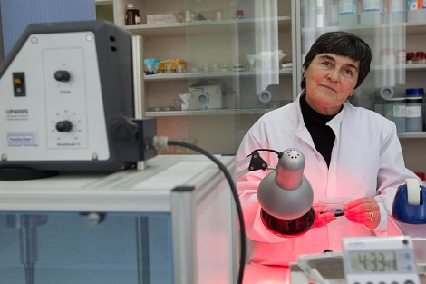 María Isabel Arriortua, en su laboratorio de la UPV/EHU trabaja con una de las baterías. | Mitxi