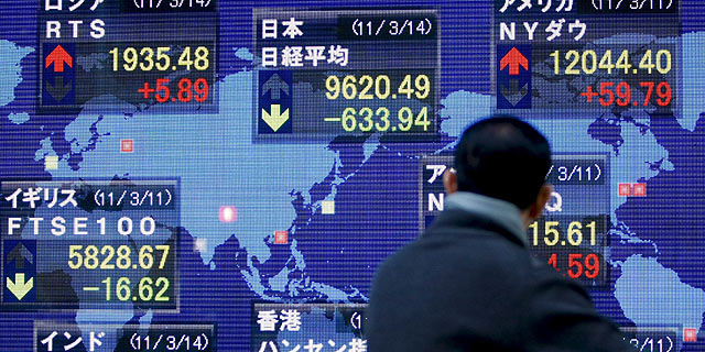 Panel electrnico en los ndices de la Bolsa de Tokio en la jornada del lunes. | Efe