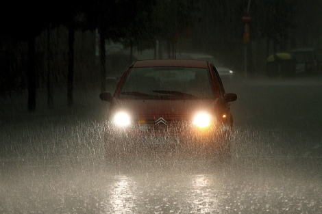 Un coche bajo una fuerte tormenta, en Barcelona. | Efe