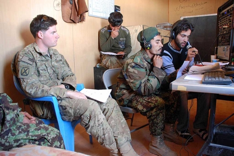 El teniente Flanagan y un oficial del Ejrcito afgano en el programa de radio. | M.B.