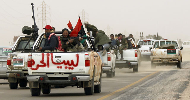 Los rebeldes abandonan la ciudad de Ajdabiya. | Reuters