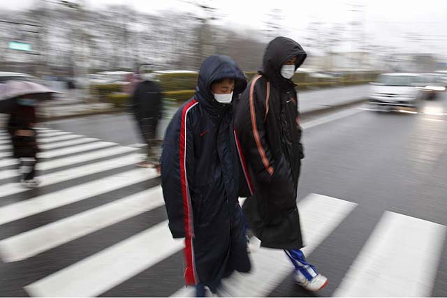 Varias personas se dirigen a un centro de refugiados en Koriyama, Fukushima. | AP