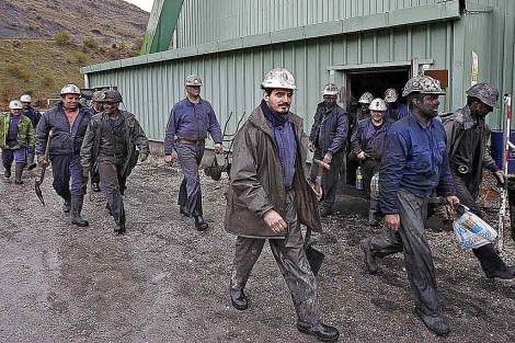 Primer turno de mineros de La Vasco a la salida del primer da de regreso al tajo. | J.M. Gutirrez